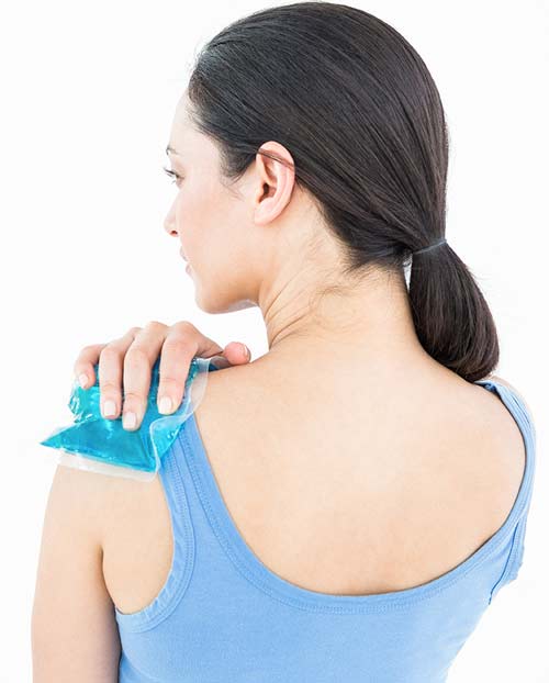 Kühlpack auf der Schulter nach Schmerzen bei Kalkschulter