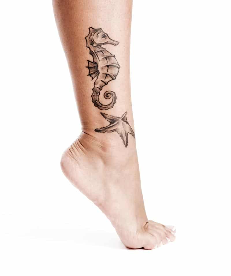 Bein mit Tattoos - MRT-Untersuchung