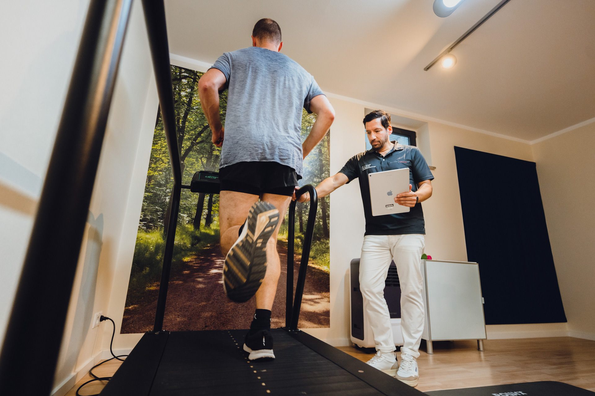 Dr. med. Stefan Gouder bei Laufanalyse im Orthozentrum Bergstraße