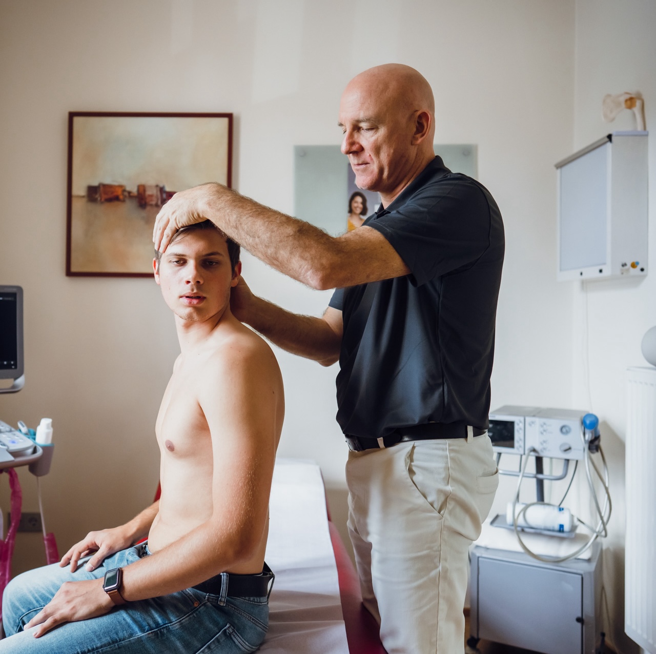 Philipp Wolf bei körperlicher Untersuchung im Orthozentrum Bergstraße