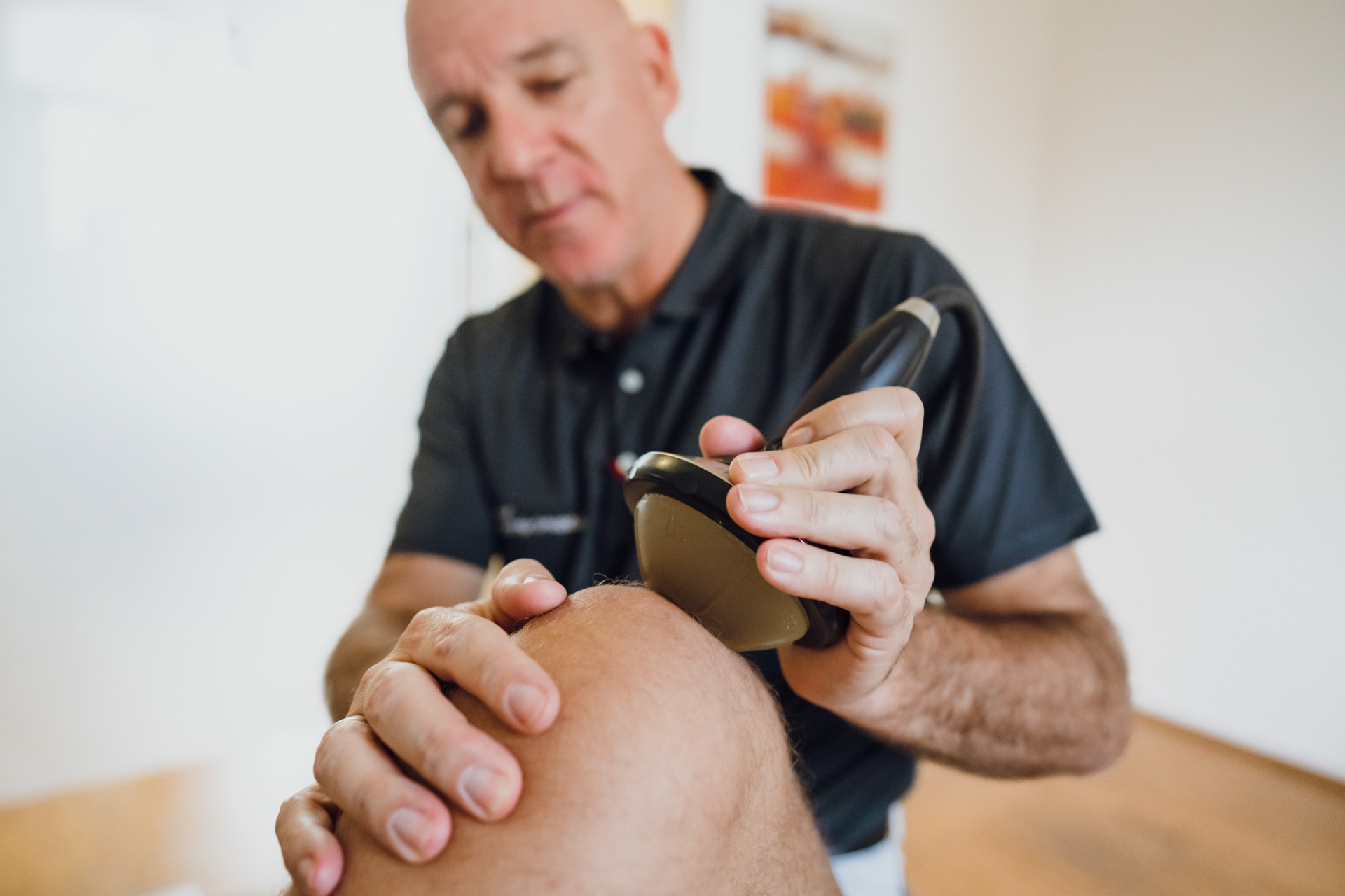 Philipp Wolf bei Stoßwellentherapie im Orthozentrum Bergstraße