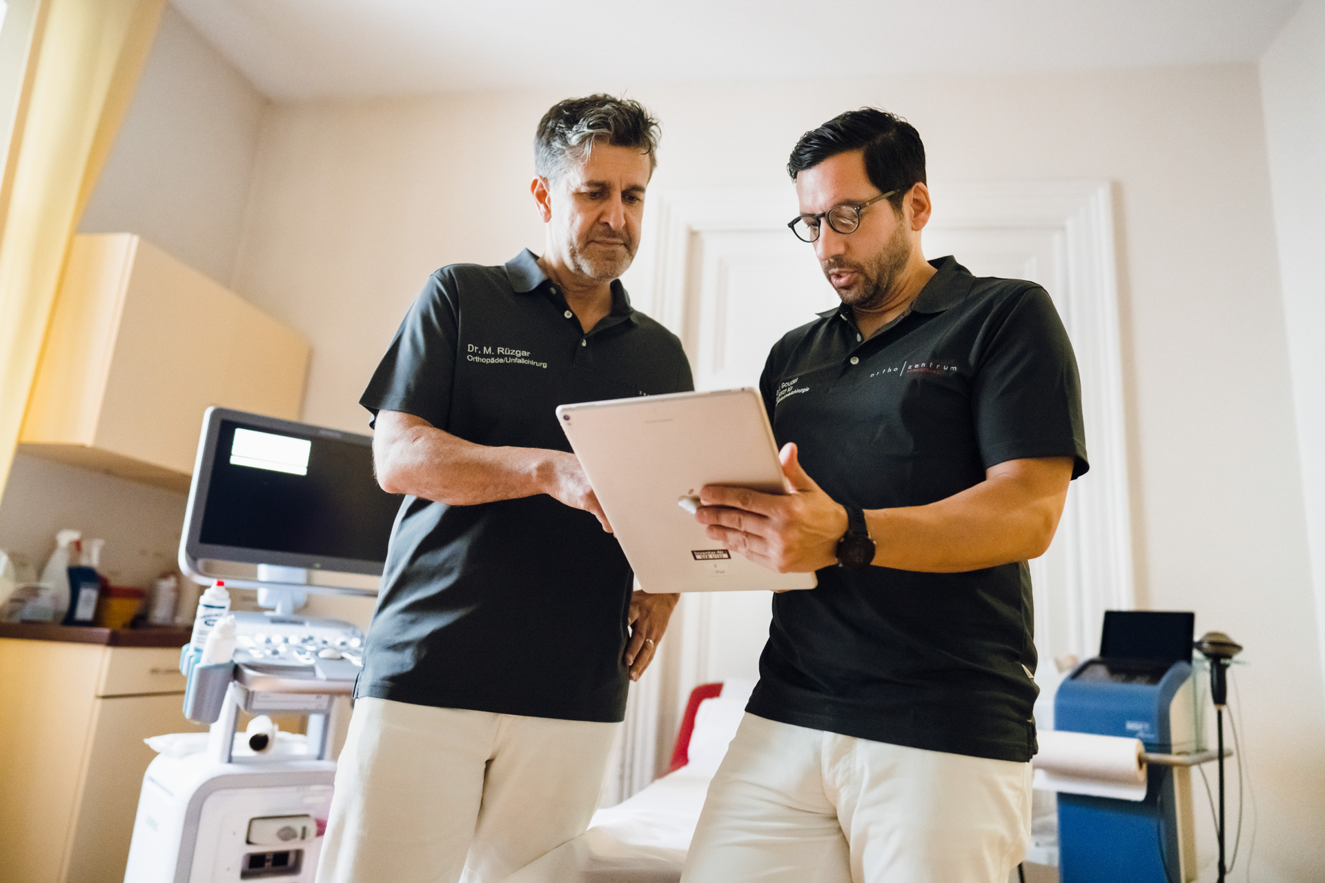 Befundsbesprechung zwischen Dr. med. Mehmet Rüzgar und Dr. med. Stefan Gouder im Orthozentrum Bergstraße