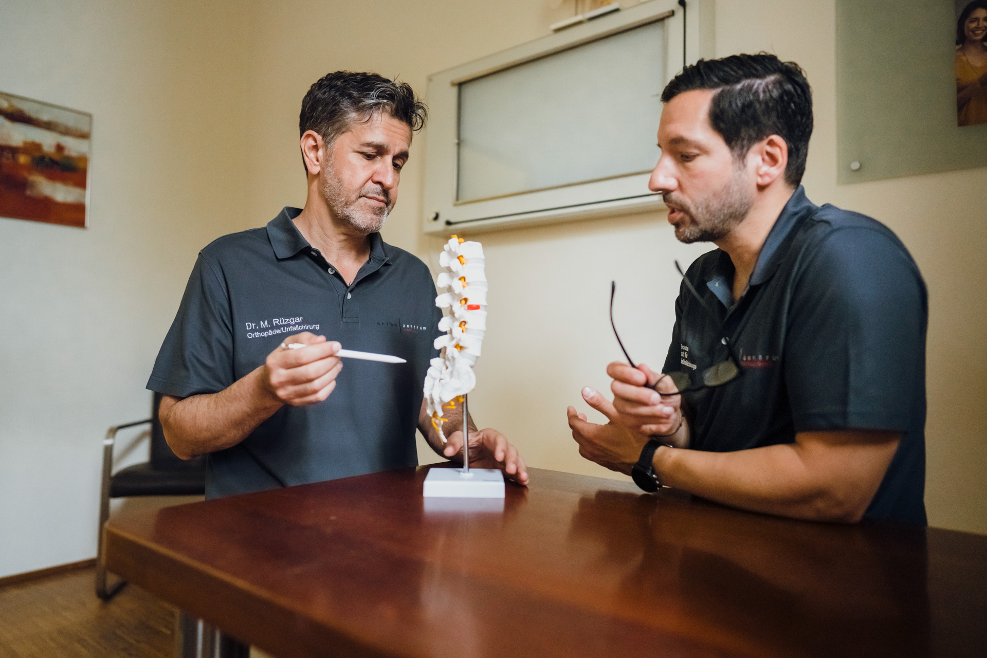 Dr. med. Mehmet Rüzgar und Dr. med. Stefan Gouder sprechen über die Wirbelsäule