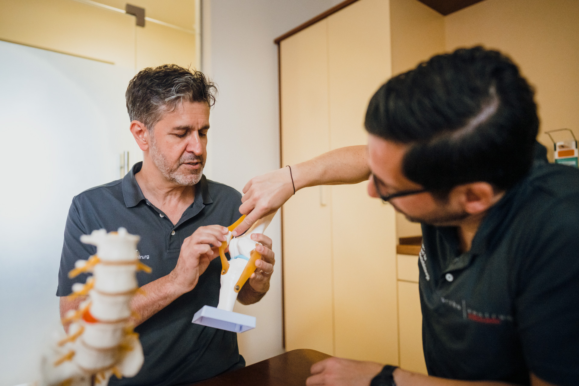 Dr. med. Mehmet Rüzgar und Dr. med. Stefan Gouder sprechen über das anatomische Knie