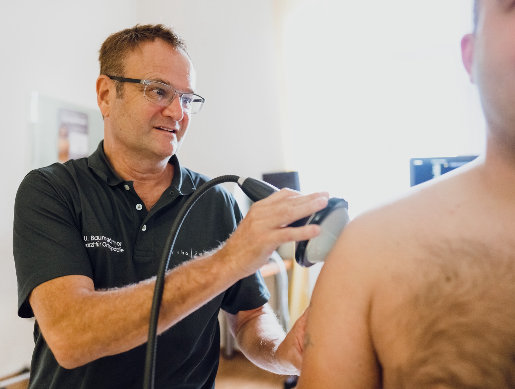 Dr. med. Baumgärtner bei Stoßwellentherapie im Orthozentrum Bergstraße