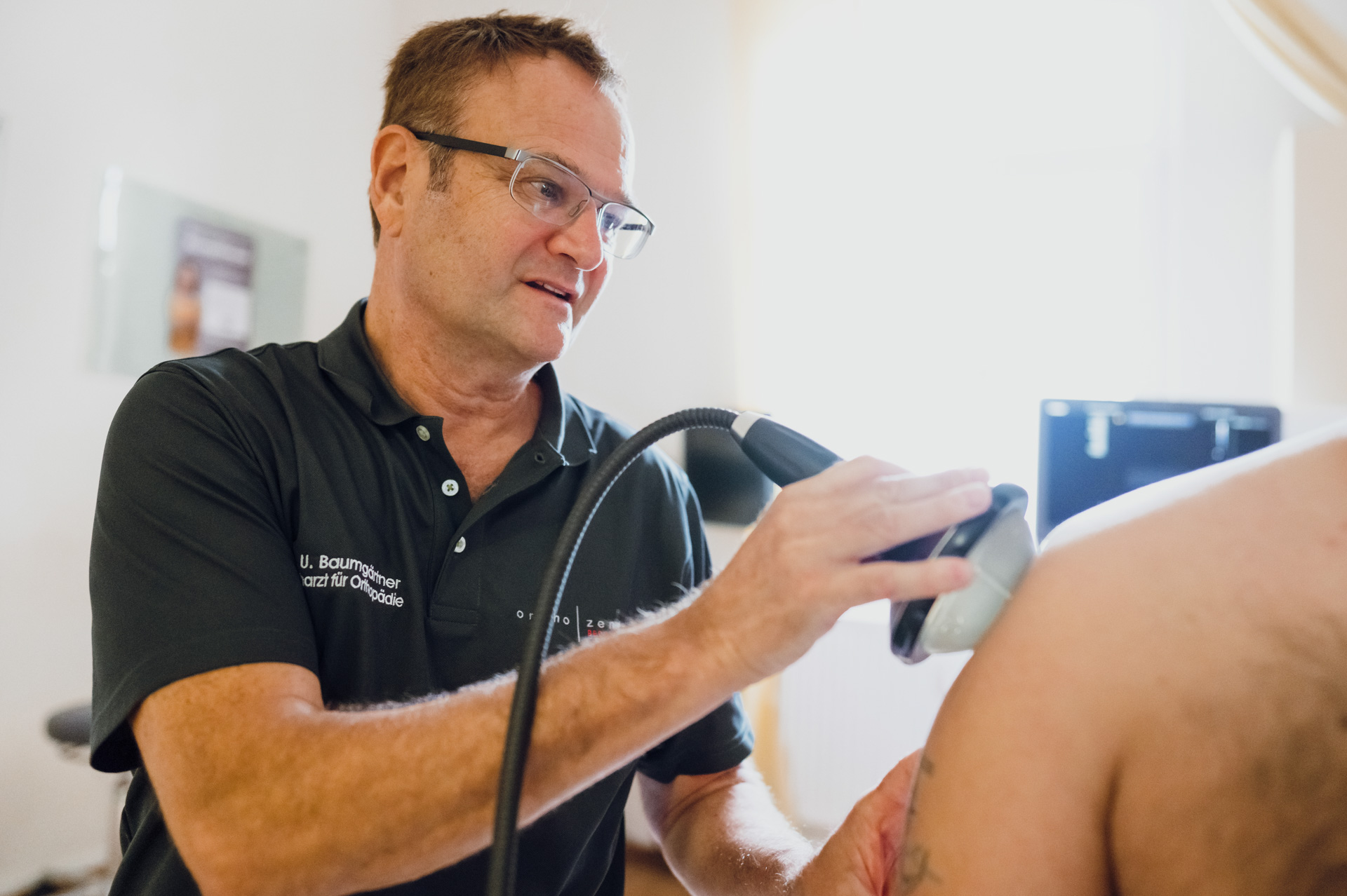 Dr. med. Uwe Baumgärtner bei Stoßwellenbehandlung im Orthozentrum Bergstraße