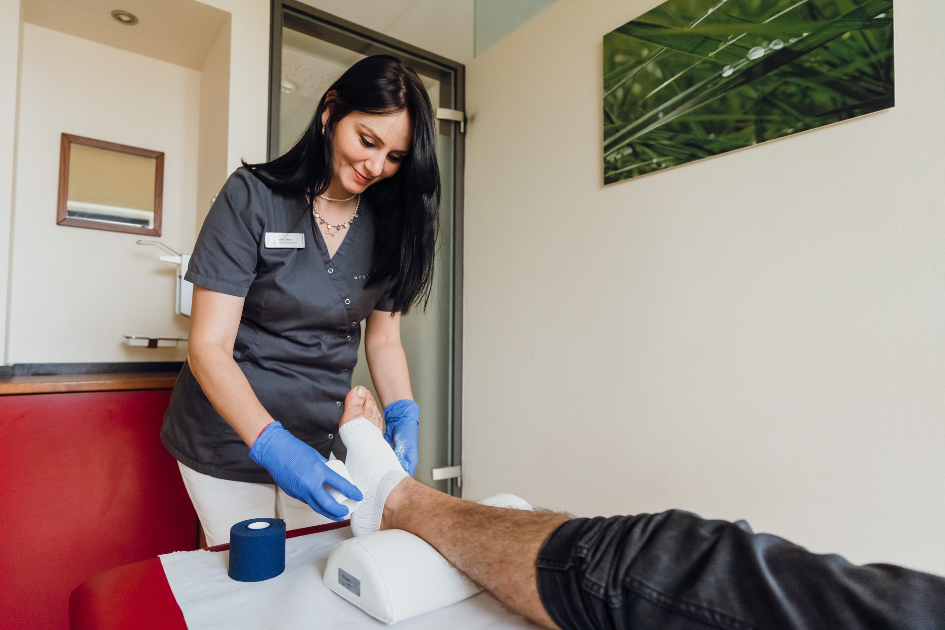 Ein Fuß wird im Orthozentrum Bergstraße ruhig gestellt