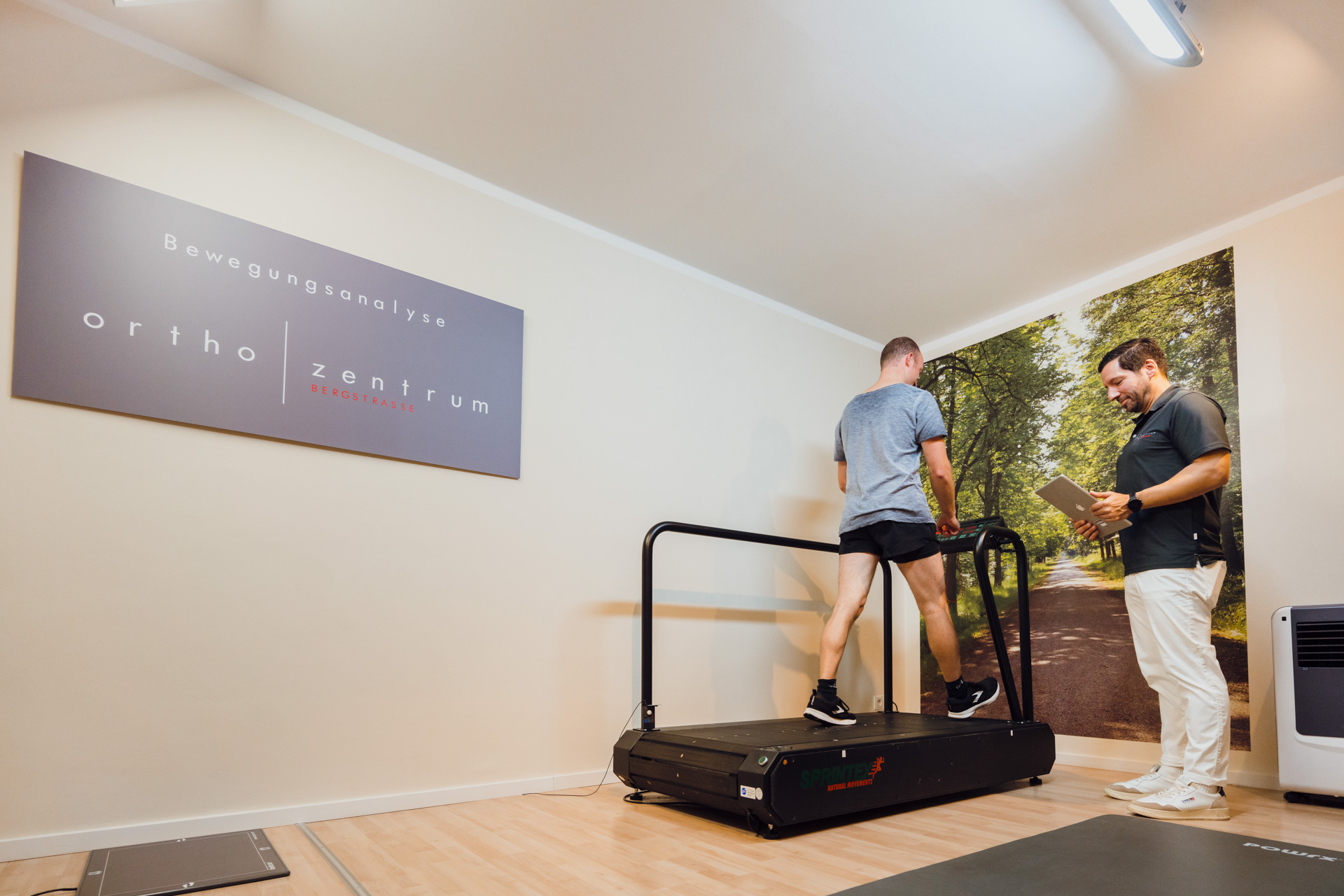 Dr. med. Stefan Gouder bei Laufanalyse im Orthozentrum Bergstraße