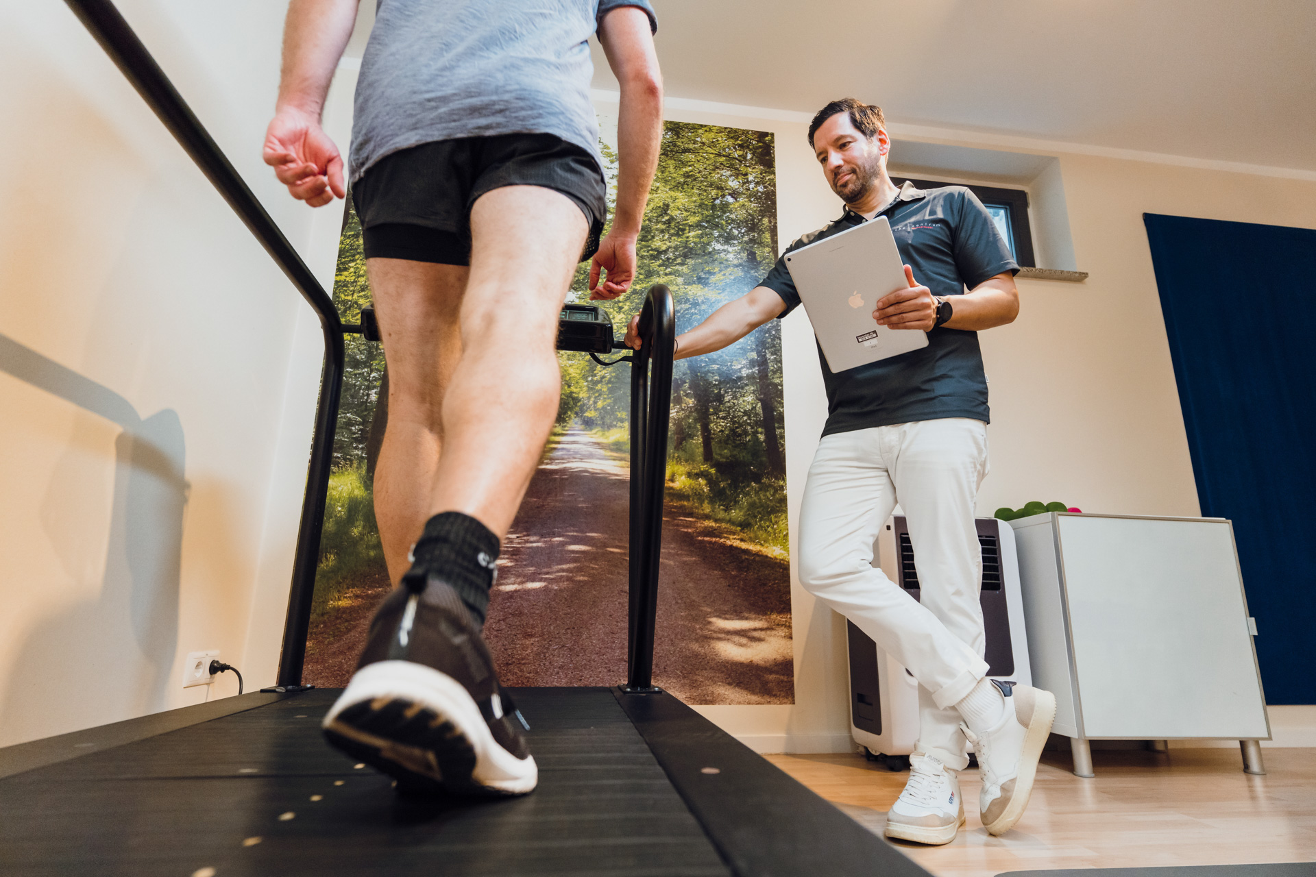 Dr. med. Stefan Gouder bei einer Laufanalyse im Orthozentrum Bergstraße