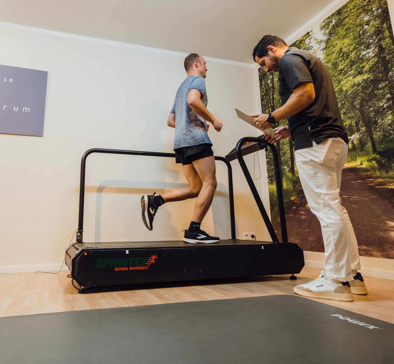 Dr. med. Stefan Gouder bei Laufanalyse im Orthozentrum Bergstraße