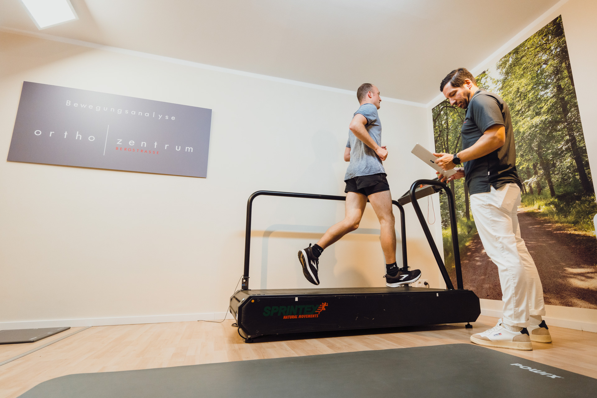 Dr. med. Stefan Gouder bei Laufanalyse im Orthozentrum Bergstraße