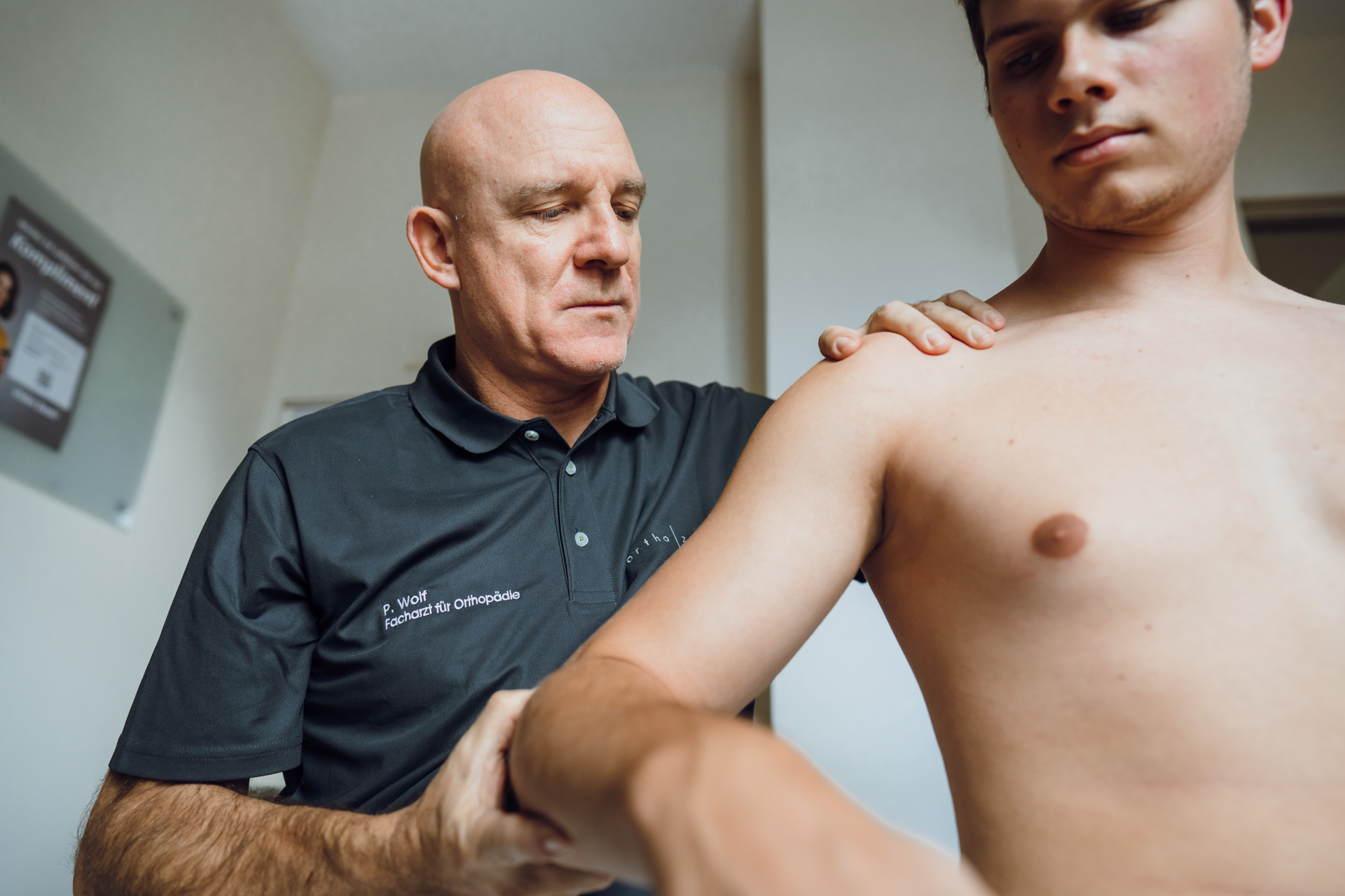 Philipp Wolf untersucht einen Ellenbogen
