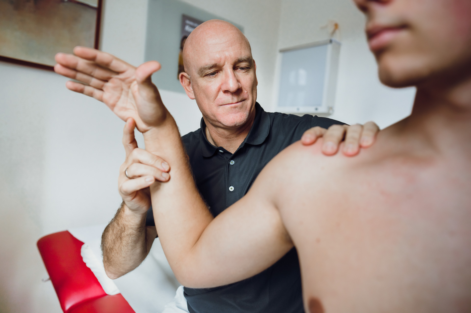 Philipp Wolf bei körperlicher Untersuchung im Orthozentrum Bergstraße
