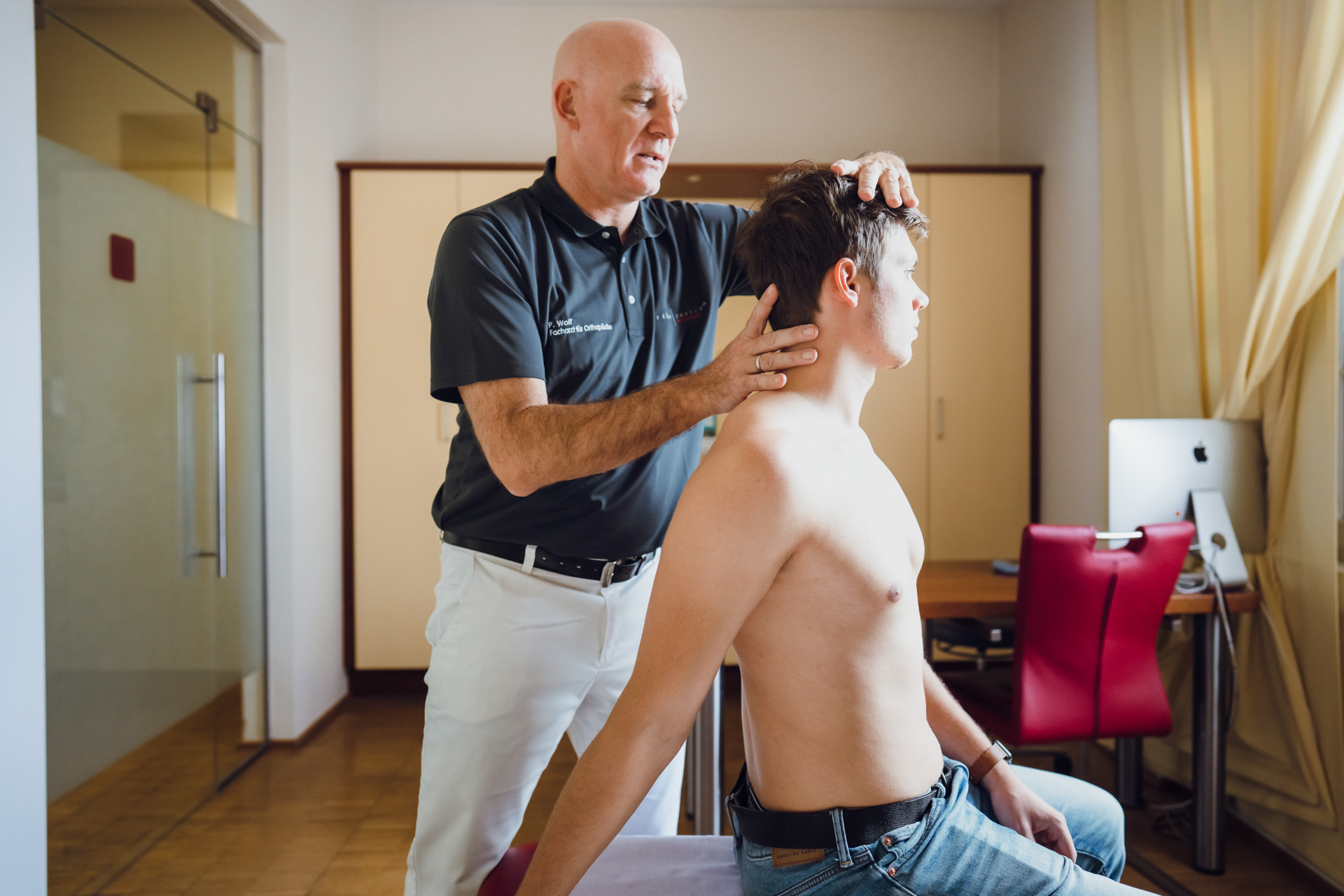 Philipp Wolf bei körperlicher Untersuchung im Orthozentrum Bergstraße