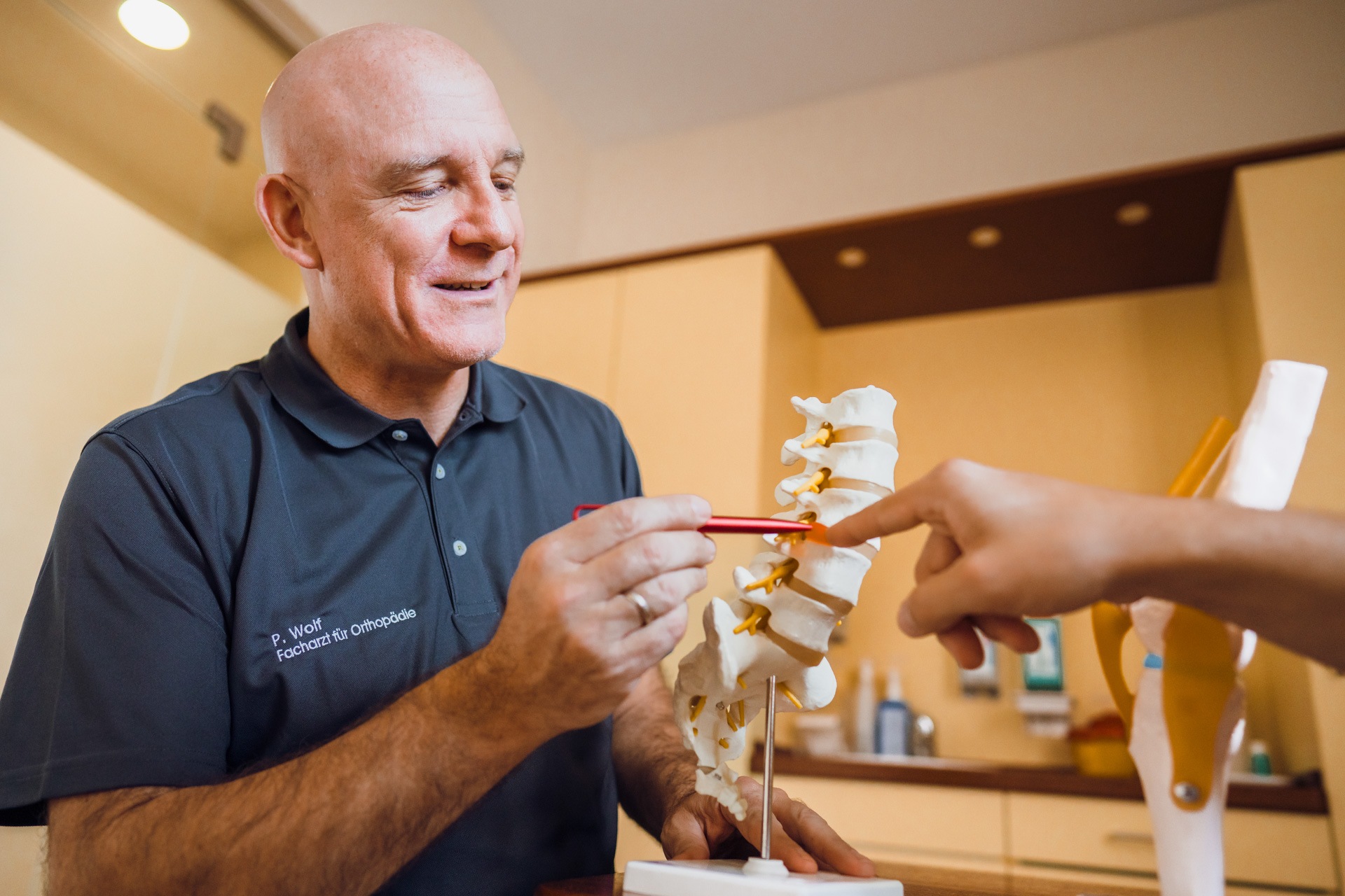 Philipp Wolf erklärt das Knie im Orthozentrum Bergstraße