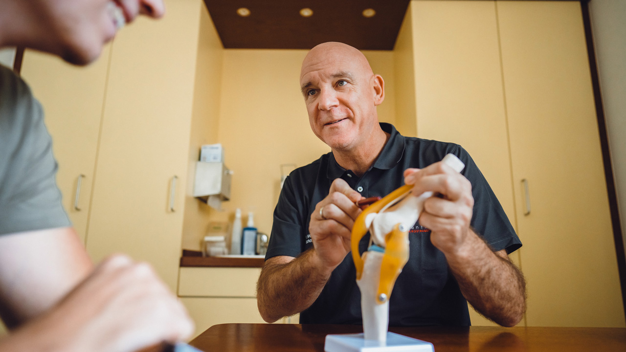 Philipp Wolf erklärt das anatomische Knie im Orthozentrum Bergstraße