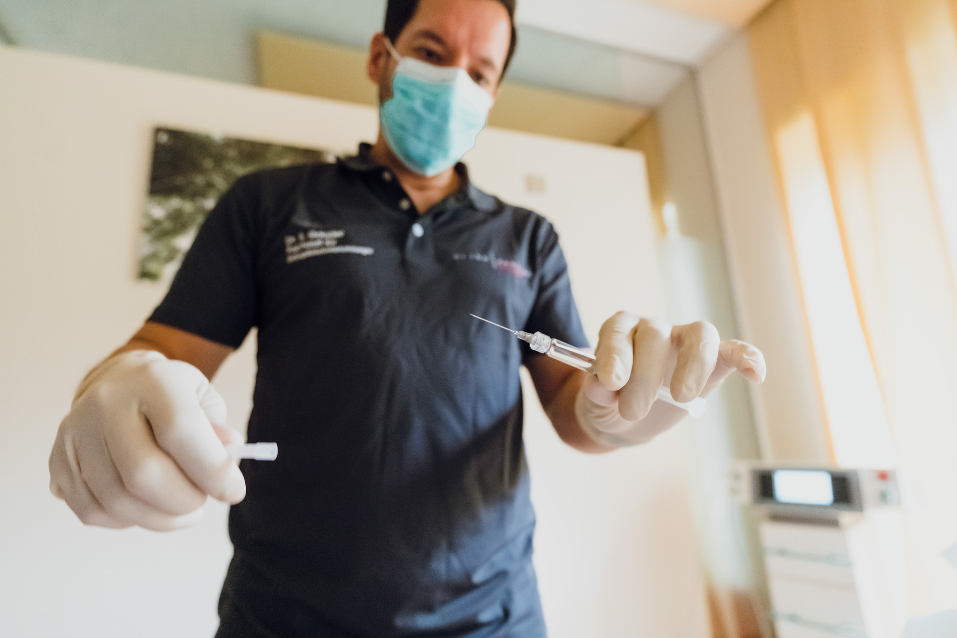 Dr. med. Stefan Gouder mit Spritze in Behandlung im Orthozentrum Bergstraße