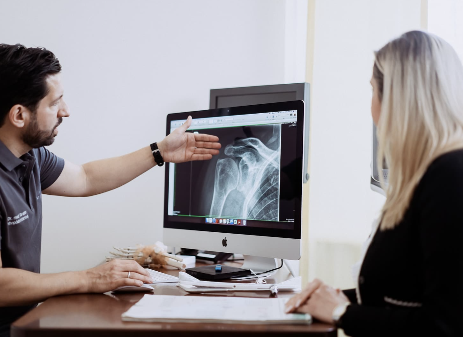 Dr. med. Stefan Gouder bei Befundsbesprechung im Orthozentrum Bergstraße